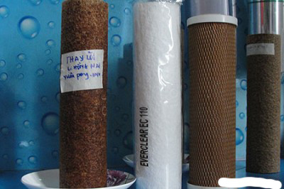 “Điều đầu tiên trong việc chọn mua máy lọc nước là bạn phải biết được nguồn nước gia đình mình đang dùng thuộc dạng nào. Ví dụ như đối với nước nước giếng khoan hoặc nguồn nước máy có độ ô nhiễm cao, nước nhiễm lợ, máy lọc nước RO sẽ khắc phục được. Tuy nhiên với nguồn nước là nước mưa có tính axit cao qua máy lọc RO sẽ làm tăng tính axit của nước, có hại cho sức khỏe", anh Minh giải thích.