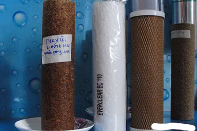 “Điều đầu tiên trong việc chọn mua máy lọc nước là bạn phải biết được nguồn nước gia đình mình đang dùng thuộc dạng nào. Ví dụ như đối với nước nước giếng khoan hoặc nguồn nước máy có độ ô nhiễm cao, nước nhiễm lợ, máy lọc nước RO sẽ khắc phục được. Tuy nhiên với nguồn nước là nước mưa có tính axit cao qua máy lọc RO sẽ làm tăng tính axit của nước, có hại cho sức khỏe", anh Minh giải thích.