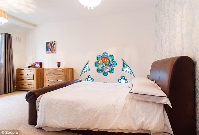 Nhà thờ Shoreditch, London. Tầng gác mái này được thiết kế tận 4 phòng ngủ, có sân thượng riêng với một cửa sổ kính màu hình tròn khá lớn. Bạn sẽ khó có thể hình dung đây là gác mái của một nhà thờ bởi thiết kế hoàn toàn sang trọng và lịch sự như khách sạn hạng sang.