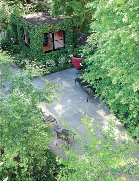 Trong sân, vườn. Không gian khá thoáng đãng, cung cấp cho bạn khung cảnh thiên nhiên rất dễ nảy sinh những ý tưởng sáng tạo. Làm việc tại sân vườn cũng tốn ít chi phí đầu tư nhất.