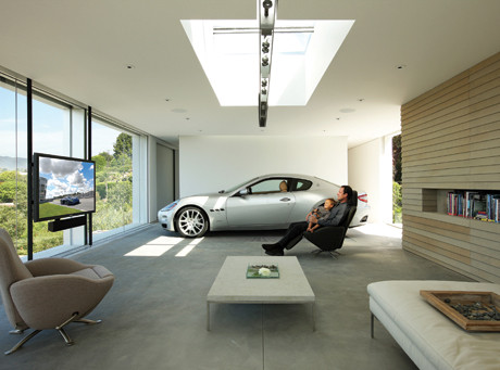 Garage. Hầu hết mọi người đỗ xe của mình ở một không gian riêng. Vậy tại sao bạn lại không tận dụng không gian của một nhà để xe biến thành nơi đa chức năng như phòng làm việc? Sau một ngày dài làm việc thì bạn có thể chuyển đổi không gian ngay tại đây.