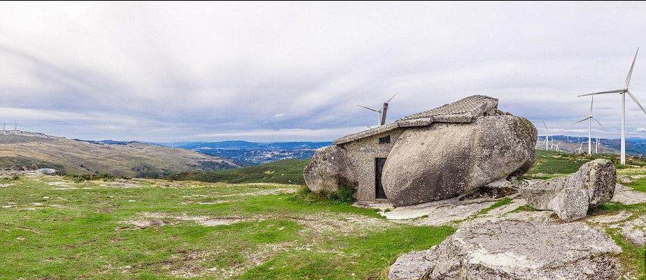 Nhà đá là tên gọi của ngôi nhà độc đáo được xây dựng giữa hai tảng đá khổng lồ trên sườn đồi ở Fafe, Bồ Đào Nha.