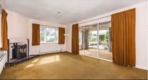 Thậm chí, có những gian phòng còn được ngăn đôi bởi cửa kính và rèm để tạo không gian riêng tư cho chủ nhà.