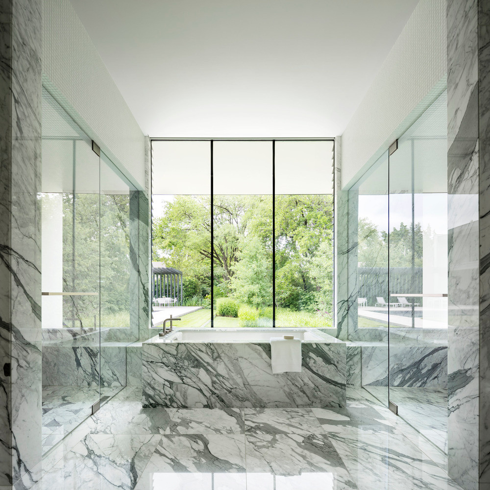 Dường như ở bất kỳ đâu trong ngôi nhà này bạn cũng có thể nhìn thấy màu xanh của cây cối bên ngoài. Phòng tắm là một ví dụ.