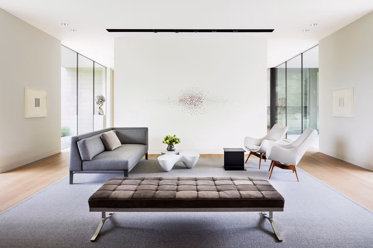 Trong khi đó, phòng khách cũng cũng được bài trí vô cùng tối giản nhưng vẫn đảm bảo sự hiện đại, tiện dụng.