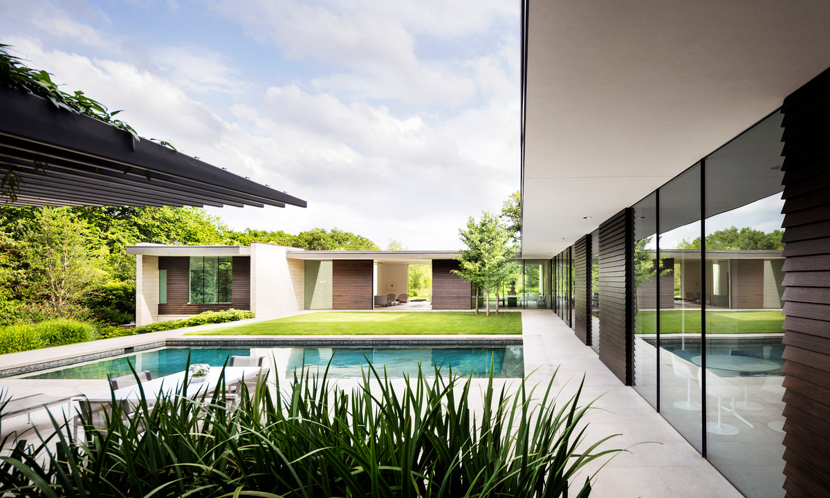 Preston Hollow Residence còn sở hữu một bể bơi ngoài trời rộng lớn, làm điểm nhấn cho ngôi nhà. Ảnh: Scott Frances.