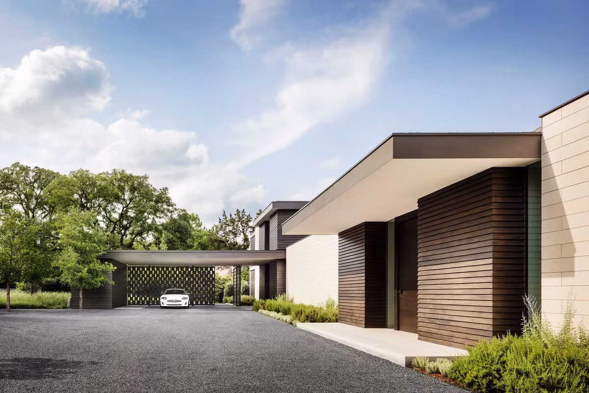 Khoảng sân rộng rãi, tạo sự riêng tư cho ngôi nhà.