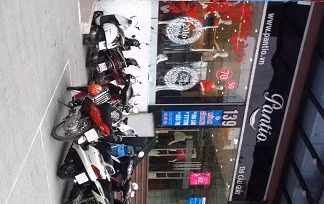 Trên thị trường Hà Nội, nhiều thương hiệu thời trang giảm giá mạnh sản phẩm thu đông trước khi đón hè. Điều này khiến các tín đồ thời trang có thể mua hàng hiệu giá mềm. Thương hiệu Pantio đang sale từ 50 đến 70% cho tất cả các sản phẩm thu đông như manto, vest, váy… 