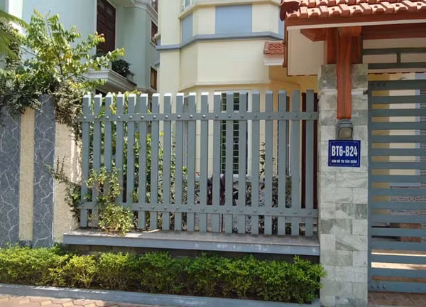 Một mẫu hàng rào sắt đơn giản nhưng cũng trở thành điểm nhấn khi được sơn màu cùng "tone" với tường nhà. Ảnh: Webxaydung.