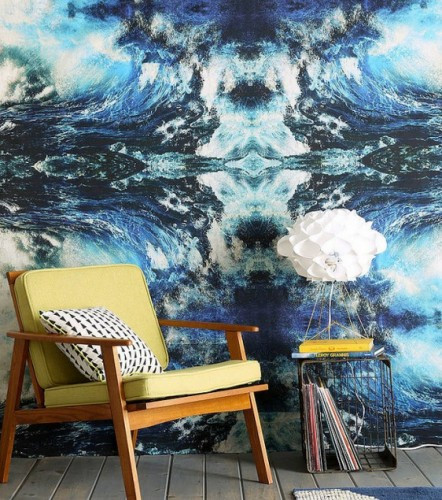 Nếu khéo tay, bạn có thể tự vẽ tranh cho tường. Hoặc đơn giản có thể gắn những hình ảnh độc lạ, ảnh của chính thành viên trong gia đình tạo thành bức tường riêng.