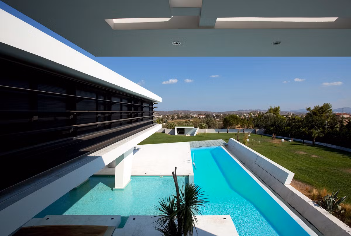 Đó cũng là lý do vì sao bể bơi chiếm diện tích lớn trong toàn bộ ngôi nhà.