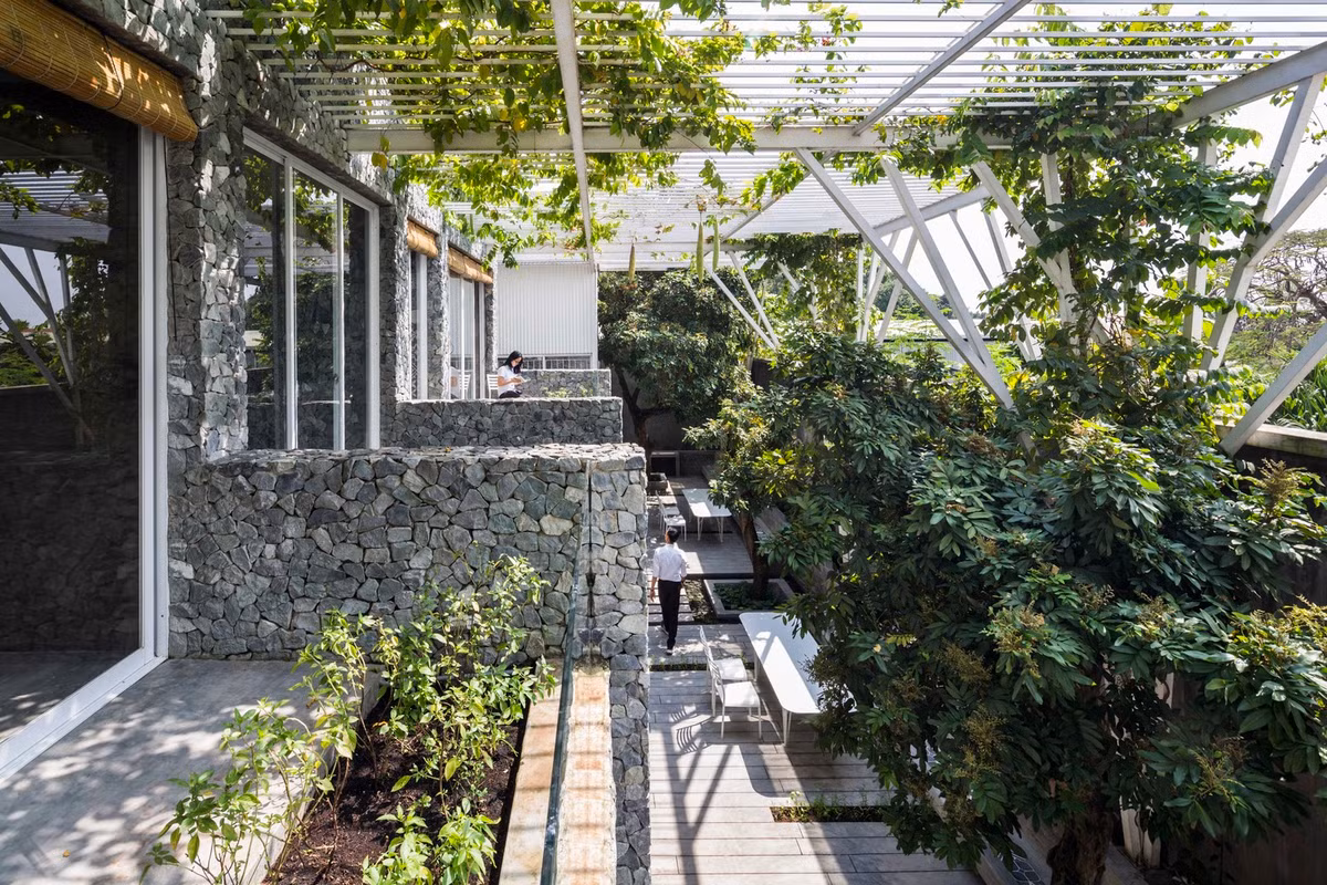 Tất cả các phòng đều lắp đặt cửa kính có view nhìn thẳng ra khu vườn tuyệt đẹp.