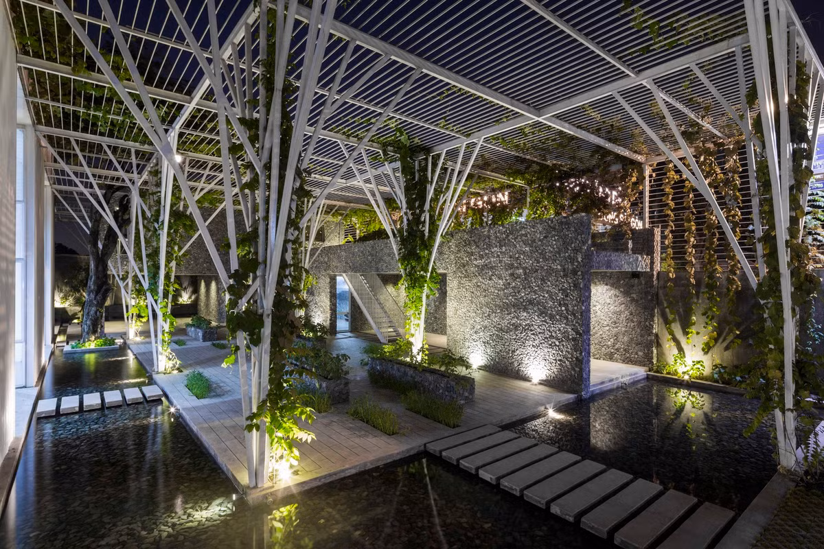 Hiệu ứng ánh sáng từ đèn được gắn vào các góc tường tạo nên khung cảnh tuyệt đẹp cho khu vườn vào ban đêm.