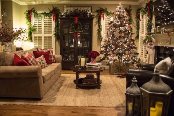 Màu đỏ kiểu truyền thống. Ý tưởng trang trí với màu đỏ truyền thống không bao giờ lỗi mốt. Cây thông, lò sưởi, những cành việt quất bao phủ luôn khiến chúng ta cảm thấy được sống trong không khí giáng sinh nhất.