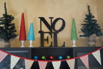 Cuối cùng là khẳng định không khí giáng sinh ngập tràn ô cửa bằng cách đặt chữ Noel hoặc X-mas ngay trên kệ tủ trong phòng.