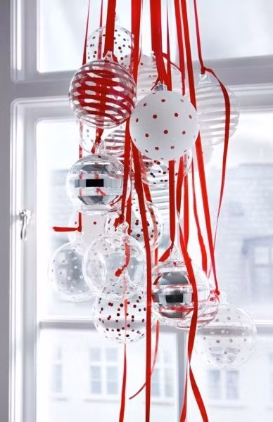 Hoặc treo những chùm bóng như những cụm băng vô tình rơi trong phòng khách.