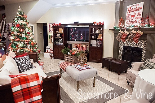 Nội thất caro cho giáng sinh. Chẳng cần phải thay tất cả đồ đạc sang kẻ sọc làm gì. Hãy dùng những phụ kiện nhỏ để tô điểm thêm cho phòng khách thành phong cách caro. Kẻ sọc luôn mang lại cái nhìn ấm nóng cho mùa đông.