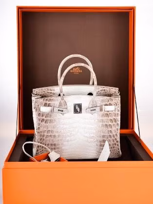 Các biểu tượng thời trang sang trọng như túi xách Harmes và đồng hồ Rolex vẫn được đại gia Nhật lựa chọn...