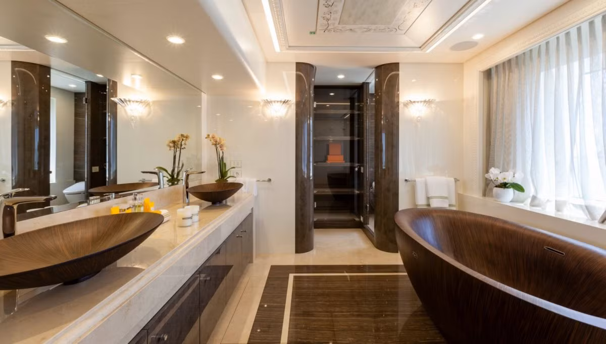 Phòng tắm sang trọng với loạt nội thất lạ mắt.