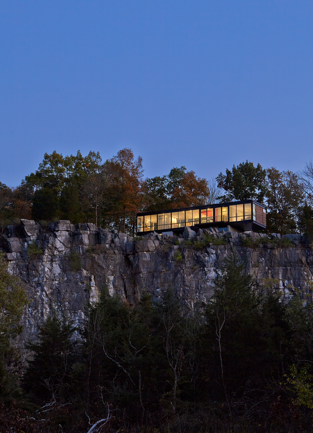 Noi that dep bat ngo trong ngoi nha cheo leo tren nui da