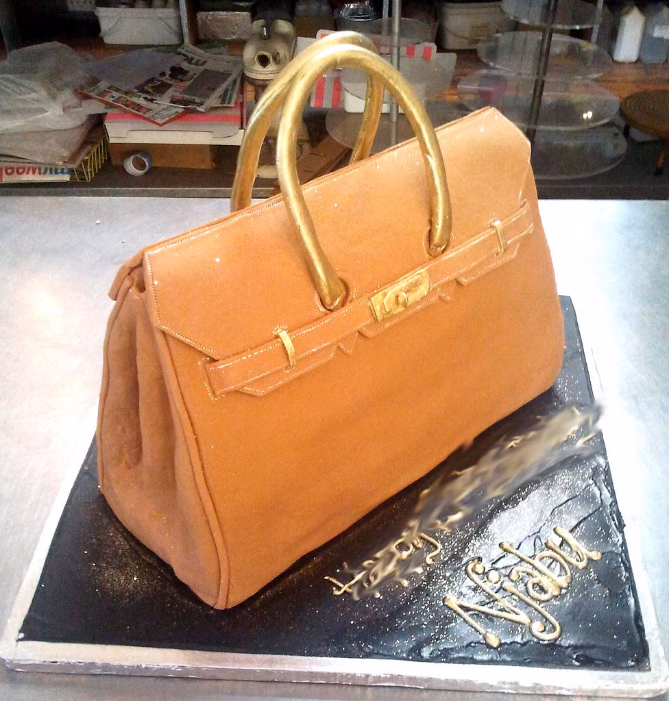 Túi xách hiệu Hermes nổi tiếng phủ socola và vàng lá 14k giá đắt đỏ sẽ là món quà lý tưởng dành cho những cô gái mê hàng hiệu. Ảnh: Nils Rowland Cakes. Ảnh: Picssr.