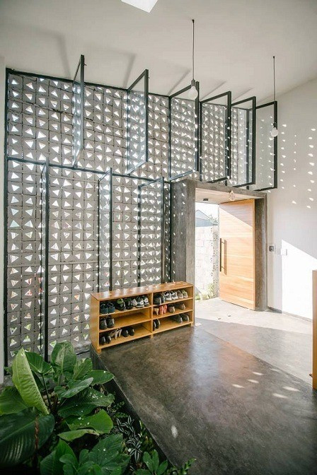 Chính những ô thoáng này giúp căn nhà luôn tràn ngập ánh nắng và gió tự nhiên, tạo sự thoáng mát, dễ chịu hiếm có. Ảnh Imgur.