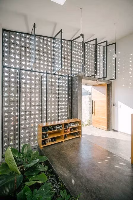 Chính những ô thoáng này giúp căn nhà luôn tràn ngập ánh nắng và gió tự nhiên, tạo sự thoáng mát, dễ chịu hiếm có. Ảnh Imgur.