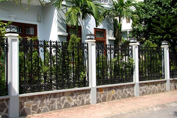 Tường rào bằng sắt đang ngày càng trở nên phổ biến đối với mỗi công trình nhà phố. Ảnh: Kynghedaiviet.