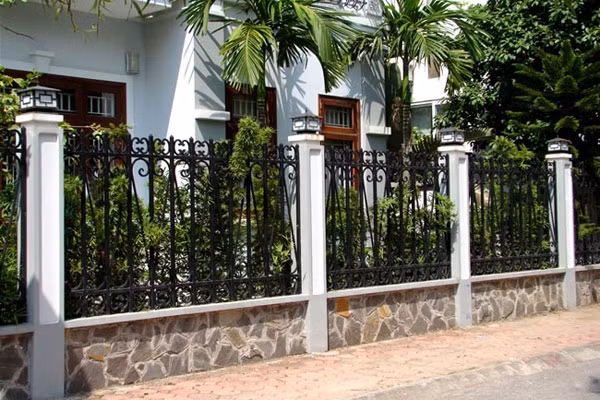 Tường rào bằng sắt đang ngày càng trở nên phổ biến đối với mỗi công trình nhà phố. Ảnh: Kynghedaiviet.