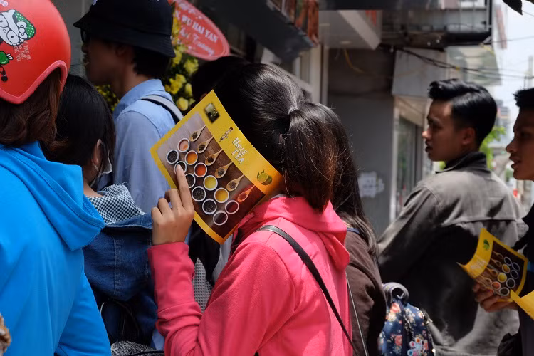 Tờ rơi được trưng dụng để che nắng.