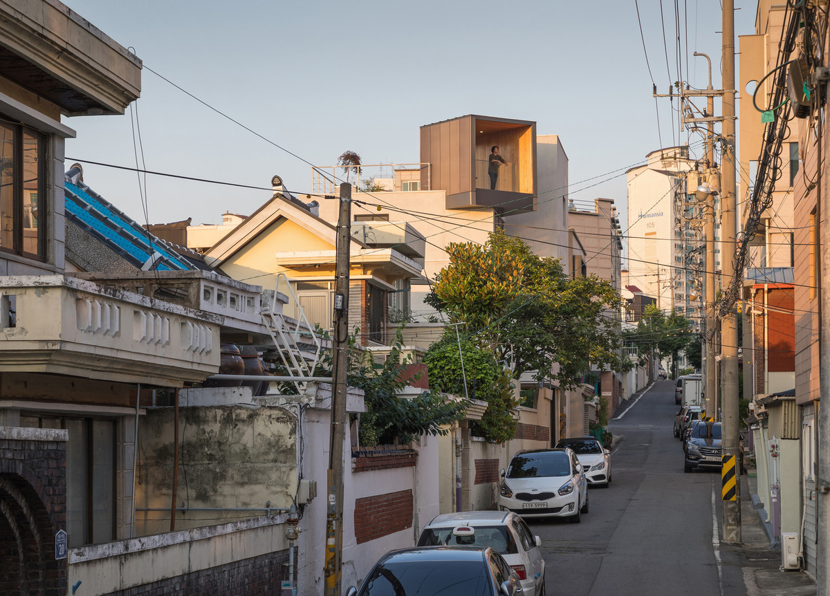 Ngôi nhà nằm trong vùng dân cư đông đúc. Ảnh: Joonhwan-Yoon.