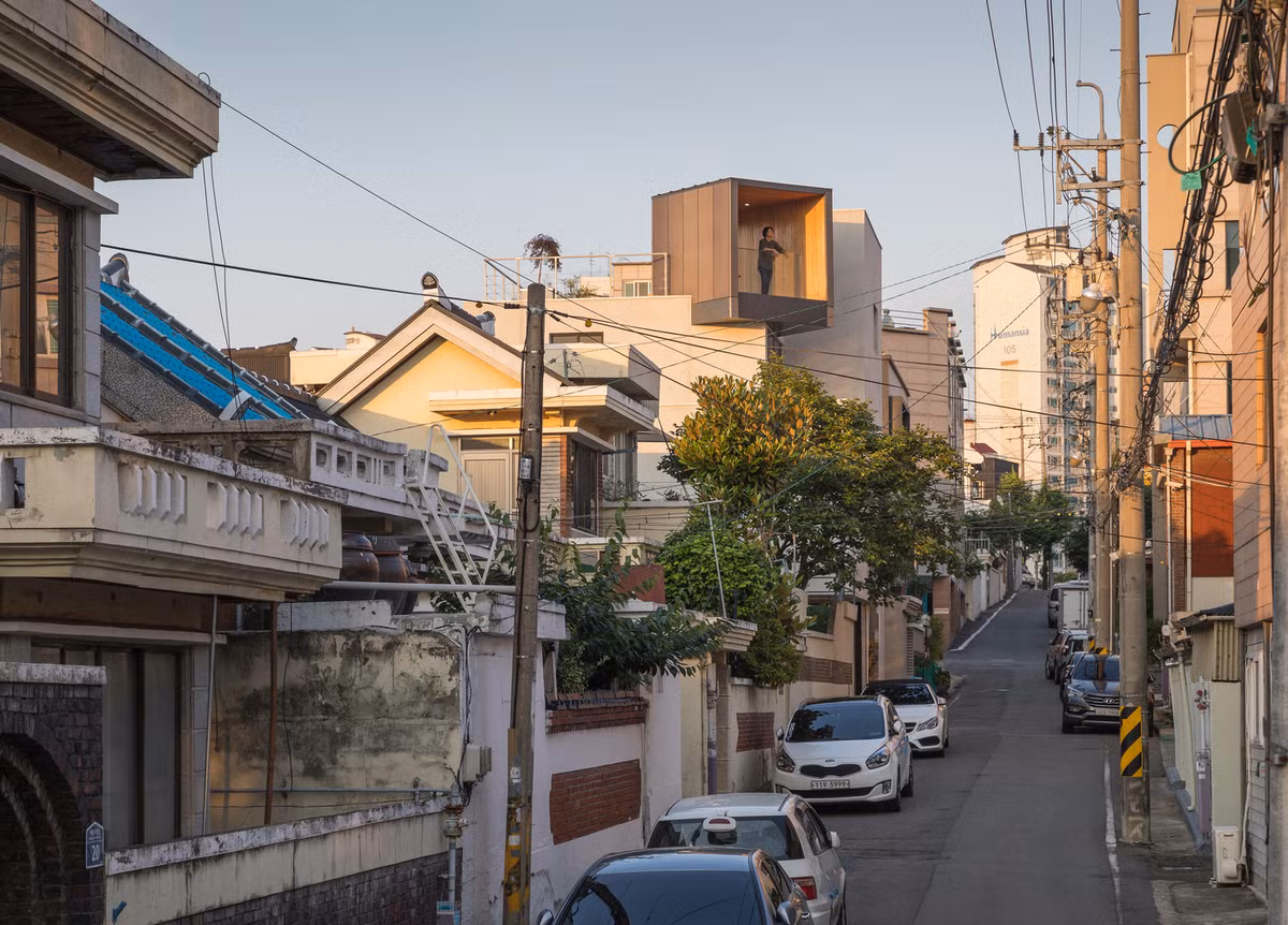 Ngôi nhà nằm trong vùng dân cư đông đúc. Ảnh: Joonhwan-Yoon.