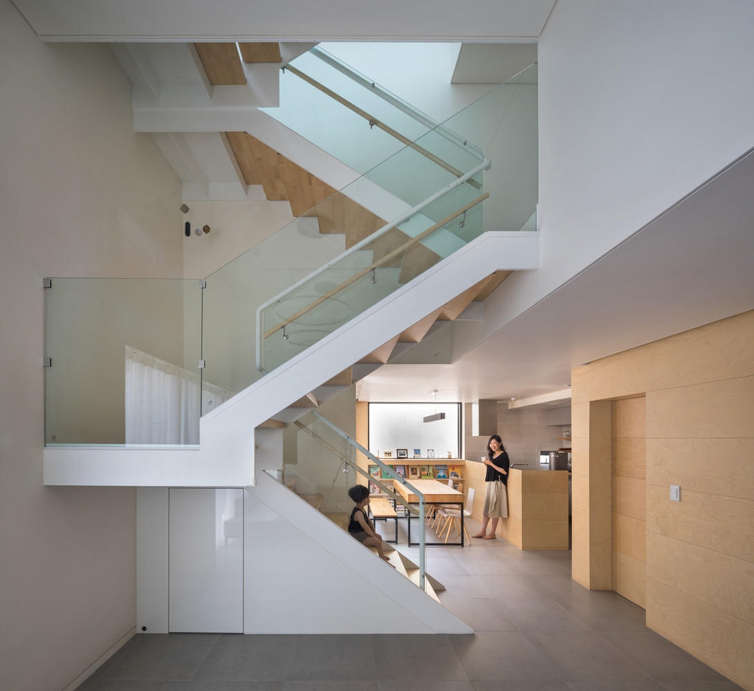 Cầu thang được bố trí gọn gàng và khéo léo sử dụng kính cường lực, rất an toàn với trẻ nhỏ trong quá trình di chuyển.