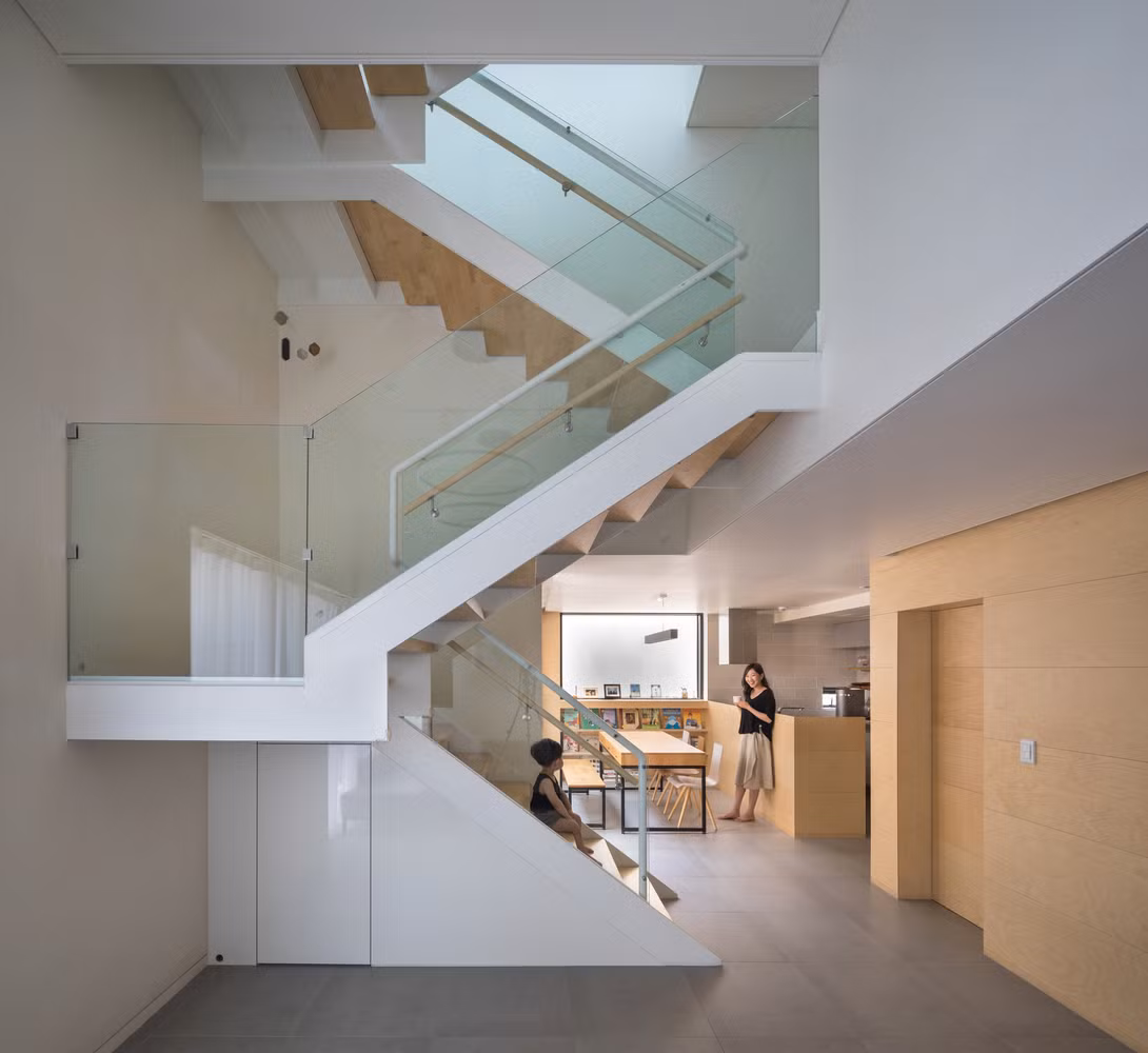 Cầu thang được bố trí gọn gàng và khéo léo sử dụng kính cường lực, rất an toàn với trẻ nhỏ trong quá trình di chuyển.