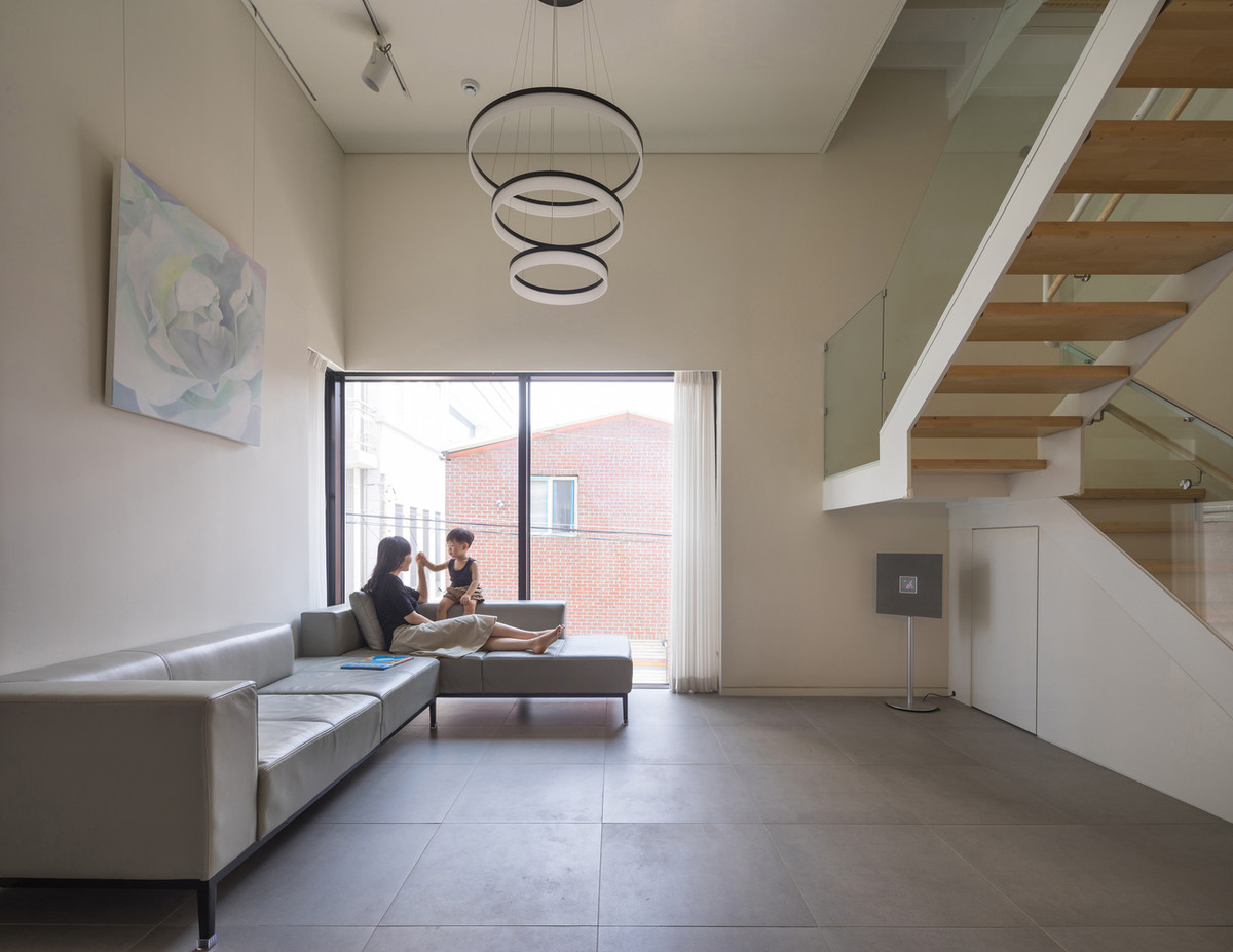 Phòng khách được đơn giản tối đa.