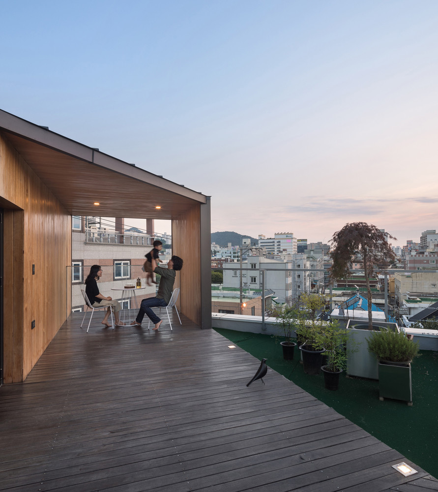 Không gian thư giãn yên bình cho cả gia đình trên tầng thượng.