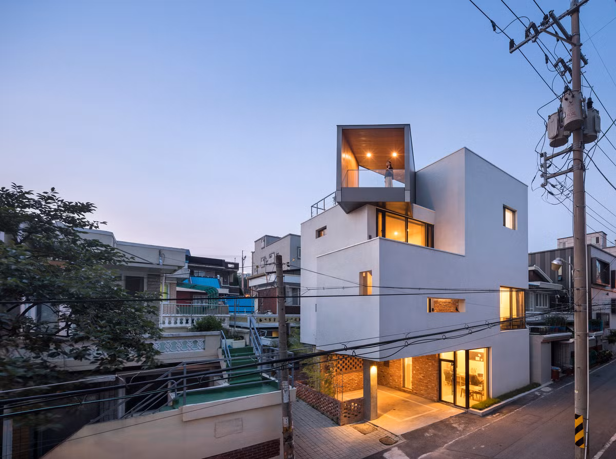 Phần tường rào bao quanh được xây dựng thấp bằng những viên gạch nung đỏ, đem lại nét cổ kính, xưa cũ.