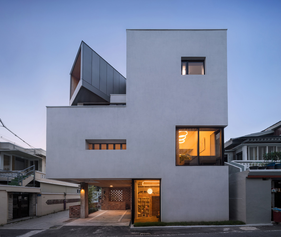 Gara ô tô rộng rãi và thuận tiện cho việc đậu xe.