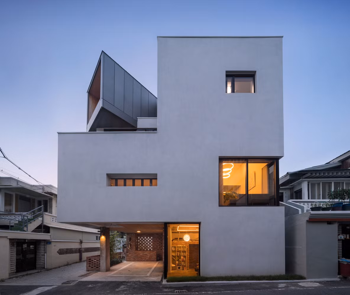 Gara ô tô rộng rãi và thuận tiện cho việc đậu xe.