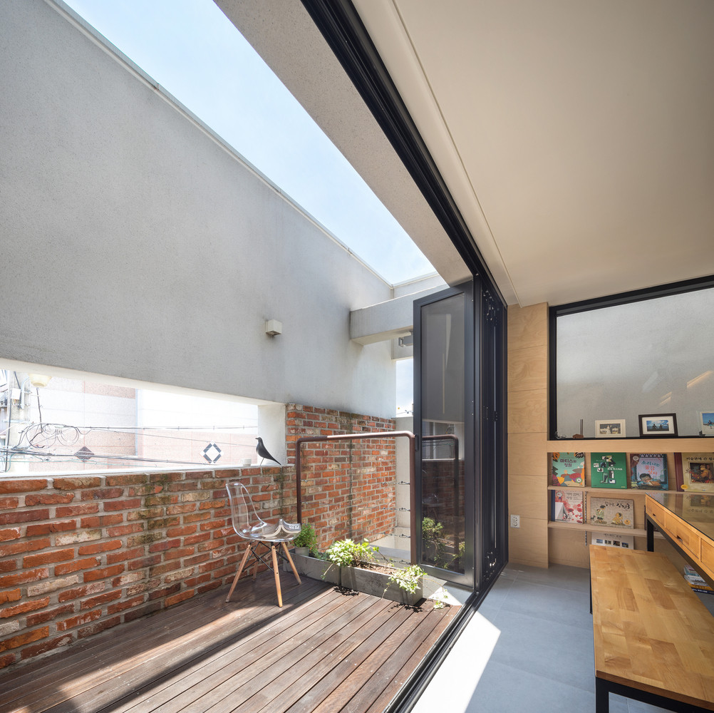 Giếng trời giúp mang ánh nắng vào trong căn phòng.