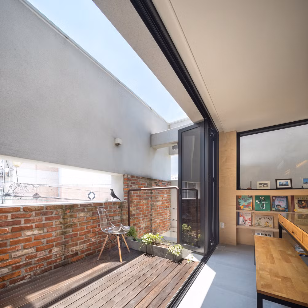 Giếng trời giúp mang ánh nắng vào trong căn phòng.