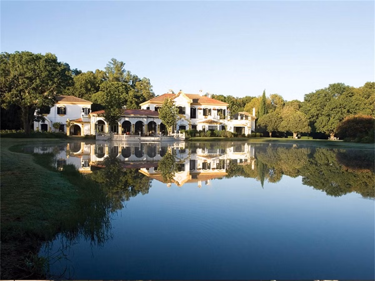 Argentina. Biệt thự 11 phòng ngủ Tây Ban Nha này theo phong cách thuộc địa cũ có giá 10 triệu đô. Nó rộng hơn 1600m2 gồm có đầy đủ cơ sở thiết bị như sân tennis, hồ bơi và thậm chí cả sân golf 9 lỗ, chưa kể đến đất vườn.