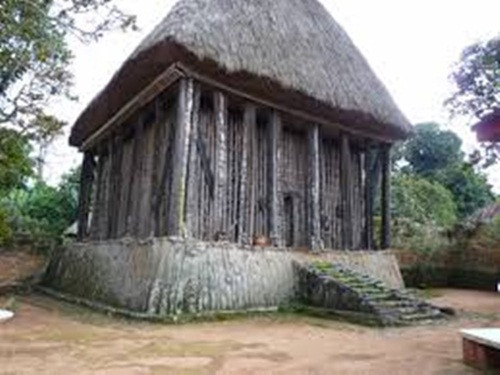 Chỉ một ngôi đền thiêng có tên là Achum Shrine vẫn còn tồn tại kiến trúc tre phủ rơm kiểu cũ, đặc trưng cho kiến trúc ấn tượng của tôn giáo truyền thống.