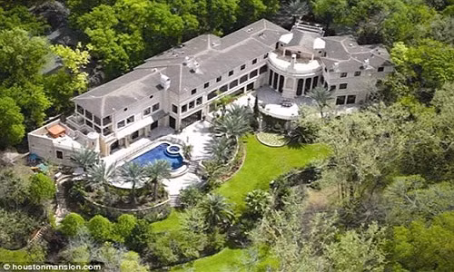 Siêu sao ca nhạc Beyonce Knowles hiếu thảo tặng mẹ hẳn một biệt thự siêu sang có giá tới 5,9 triệu USD. Ngôi nhà từng có giá tới 20 triệu USD, nhưng thời buổi kinh tế suy thoái khiến nó hạ giá xuống chỉ còn hơn 1/4 giá ban đầu. Tổng diện tích sử dụng của biệt thự lên tới hơn 7.600m2 và nằm trong khuôn viên rộng 0,8 hecta. 