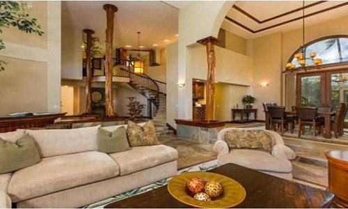 Biệt thự tọa lạc ở phía Đông Honolulu có diện tích 4,124 feet vuông, bao gồm 4 phòng ngủ, 4 phòng tắm được xây dựng từ năm 1991.