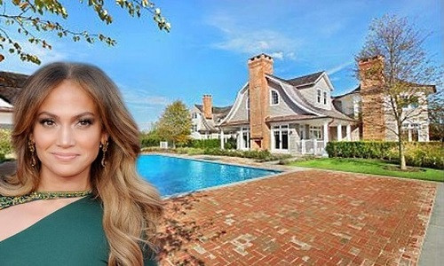 Bất động sản này bao gồm 7 phòng ngủ với tầm nhìn tuyệt vời, phòng tắm được lát đá cẩm thạch, một thang máy, 7 lò sưởi và một hồ bơi tiêu chuẩn.