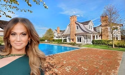 Bất động sản này bao gồm 7 phòng ngủ với tầm nhìn tuyệt vời, phòng tắm được lát đá cẩm thạch, một thang máy, 7 lò sưởi và một hồ bơi tiêu chuẩn.