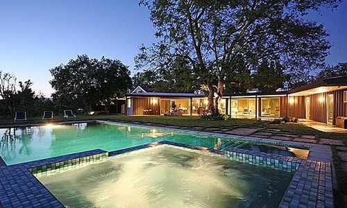 Nhà có 5 phòng ngủ, 7 phòng tắm, một phòng thể dục và hồ bơi nước mặn được xây dựng trên gần 5.200 m2.