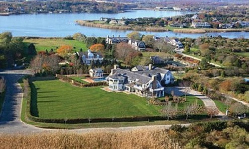 Ngôi sao ca nhạc Jennifer Lopez đã mua ngôi nhà với giá 18 triệu USD. Ngôi nhà sang trọng nằm trên vịnh Lane này rộng 14.000 m2 được thiết kế bởi kiến trúc sư John Laffey. 