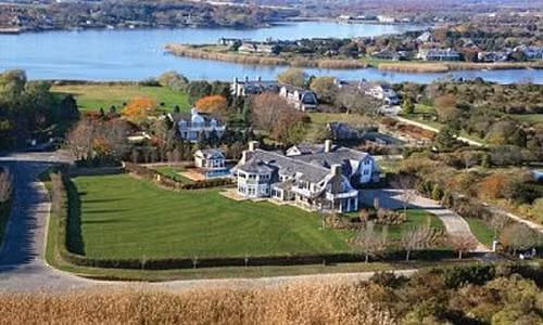 Ngôi sao ca nhạc Jennifer Lopez đã mua ngôi nhà với giá 18 triệu USD. Ngôi nhà sang trọng nằm trên vịnh Lane này rộng 14.000 m2 được thiết kế bởi kiến trúc sư John Laffey. 